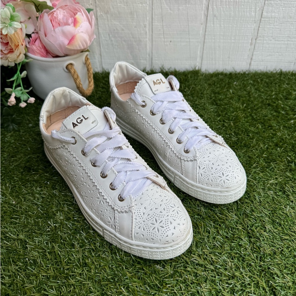 AGL
Sade Spring White Flower Cut Out Sneaker $425 size 35.5 US 5.5 leather